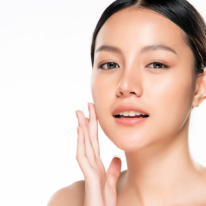 ヒアルロン酸を注入している女性