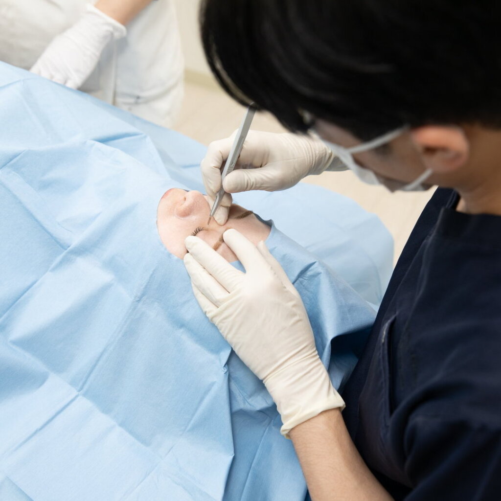 クマ取りの手術をしている様子