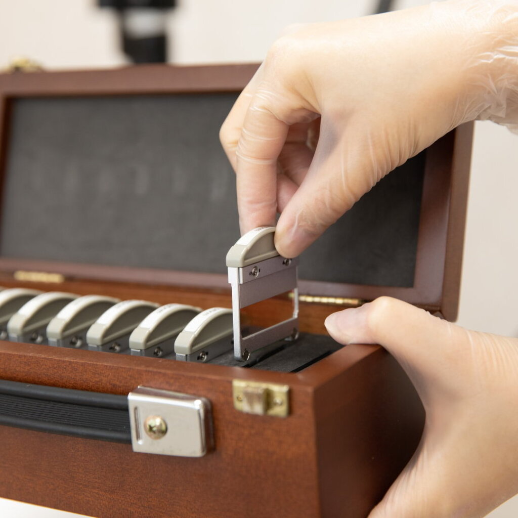 セレックVのフィルターを交換しているところ