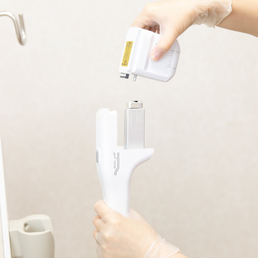 ダブロのカートリッジを変えているところ