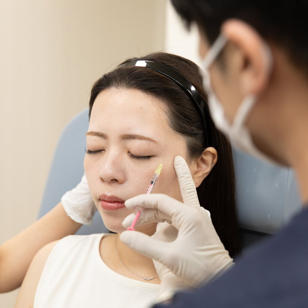 目の下のシワのボトックス注射の様子