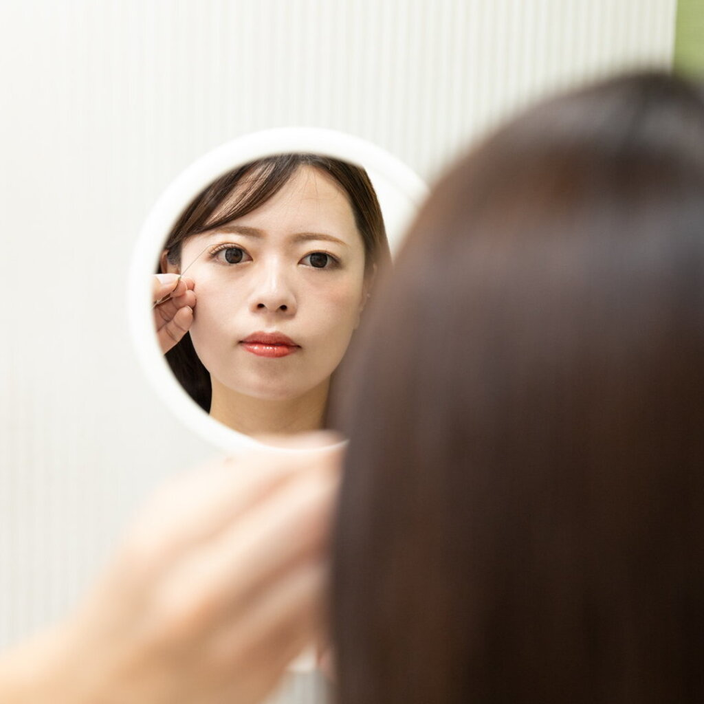 眼瞼下垂の症状チェックをしている女性