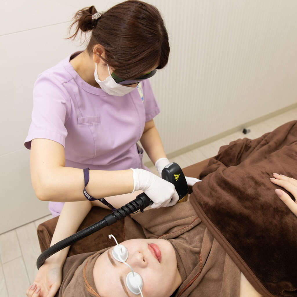 蓄熱式脱毛機で脇の脱毛をしている様子