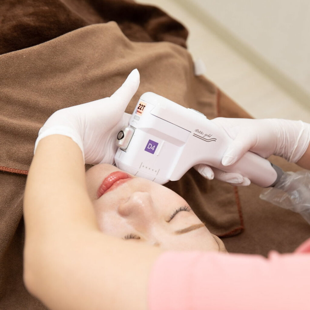 鹿児島でダブロゴールドを施術している様子