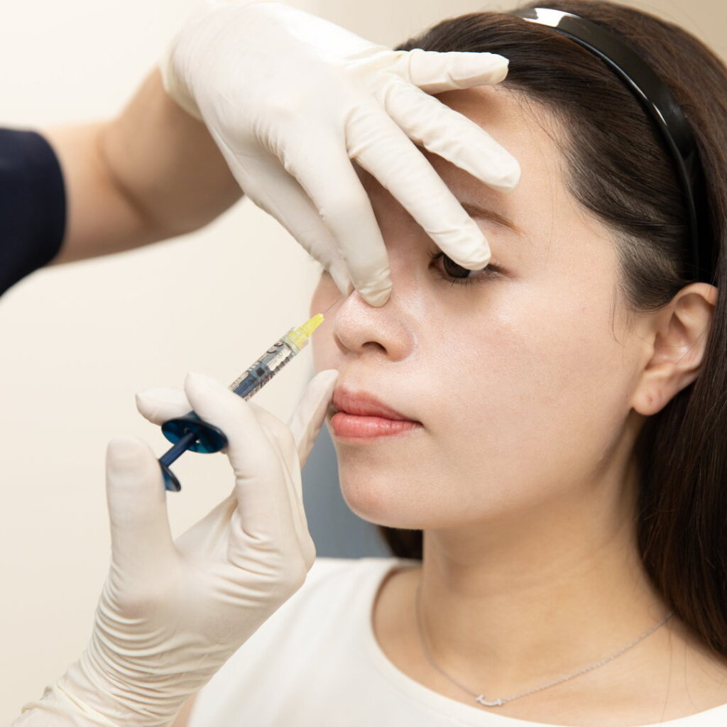 鼻のヒアルロン酸注射を鹿児島の美容外科でしている様子