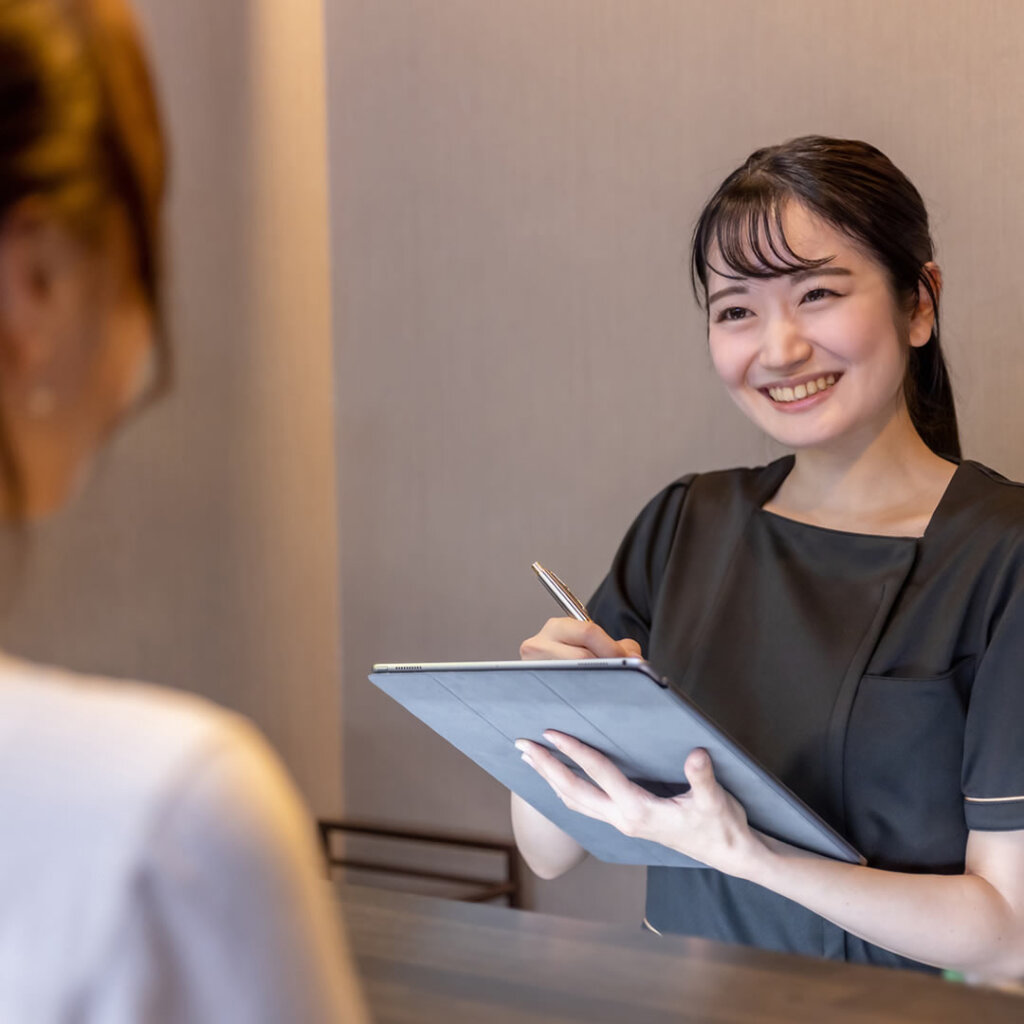 アフターケアの対応をしている女性