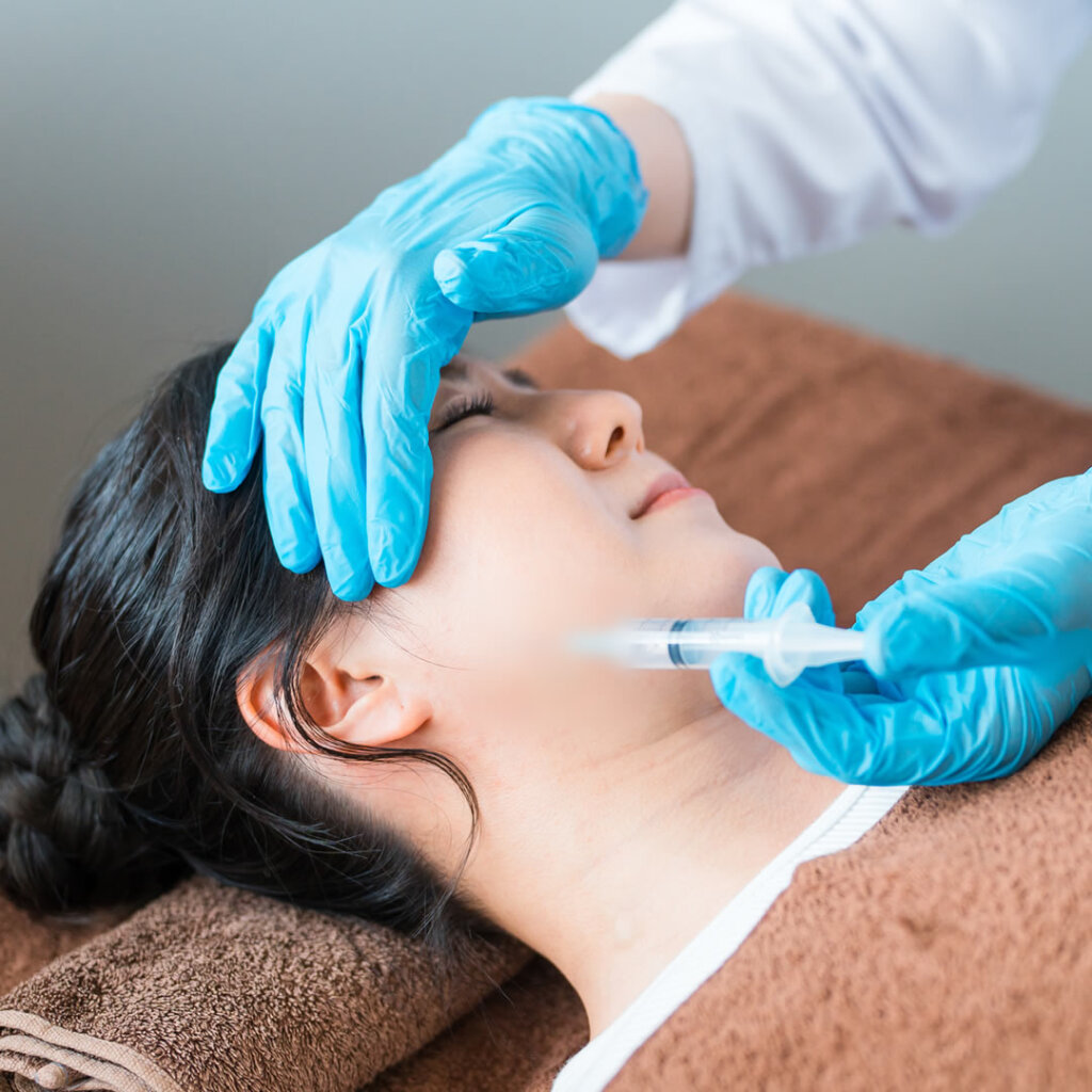 エラにボトックスを注入している様子