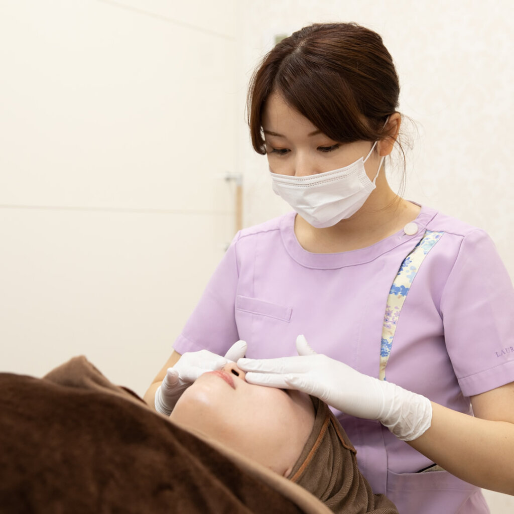 ピーリングの施術をしているところ