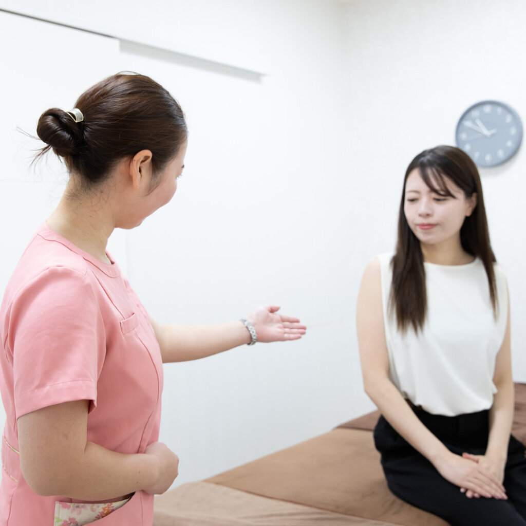 婦人科形成の案内をしている看護師