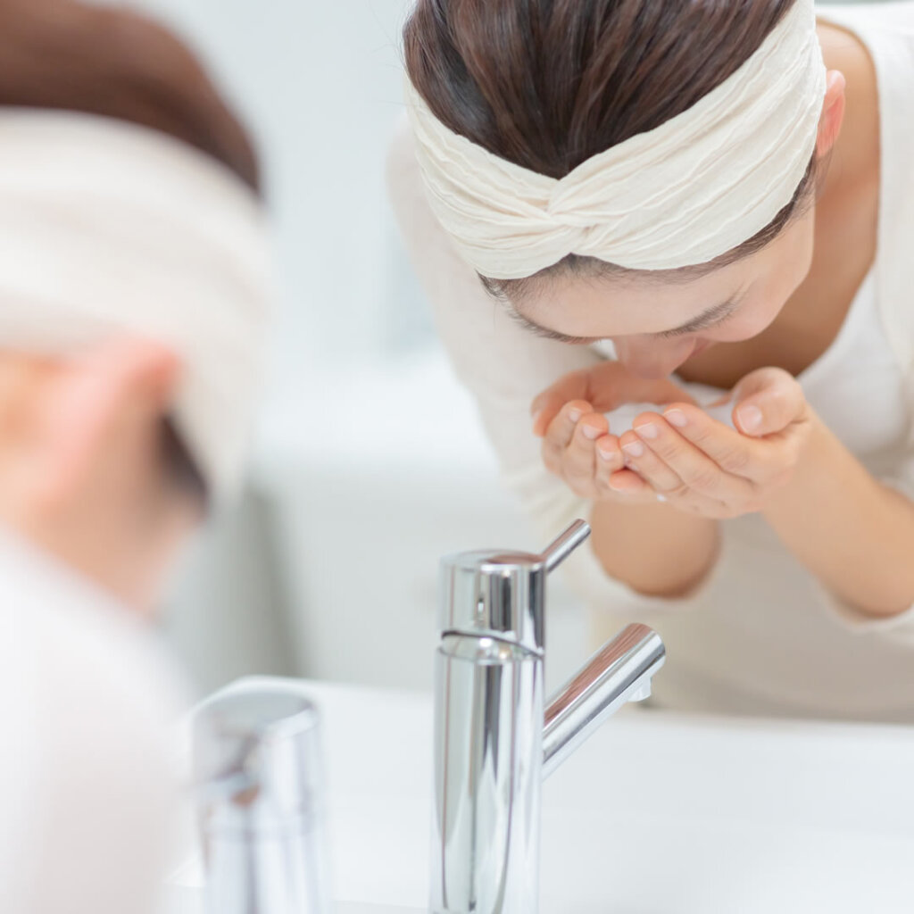 洗顔とメイク落としをしている女性