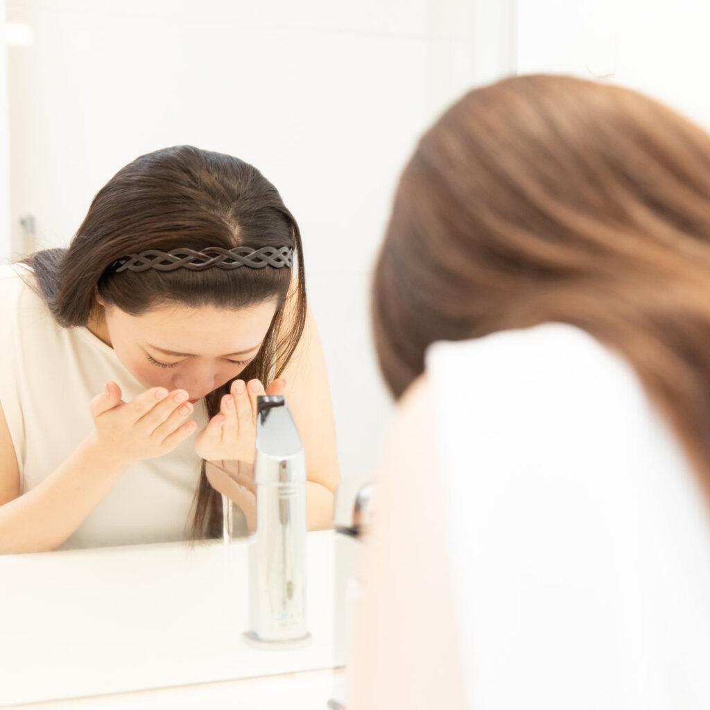 治療前準備で洗顔をしている女性