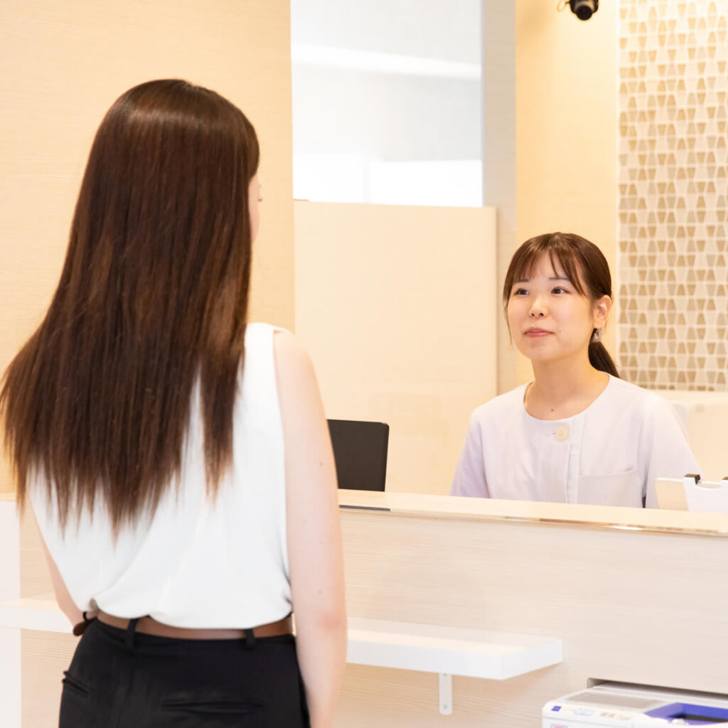 総合案内で案内している様子