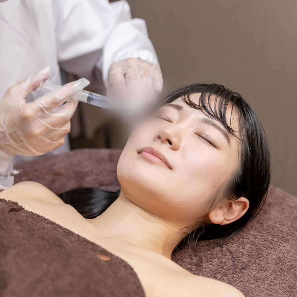 美容クリニックで注射している様子