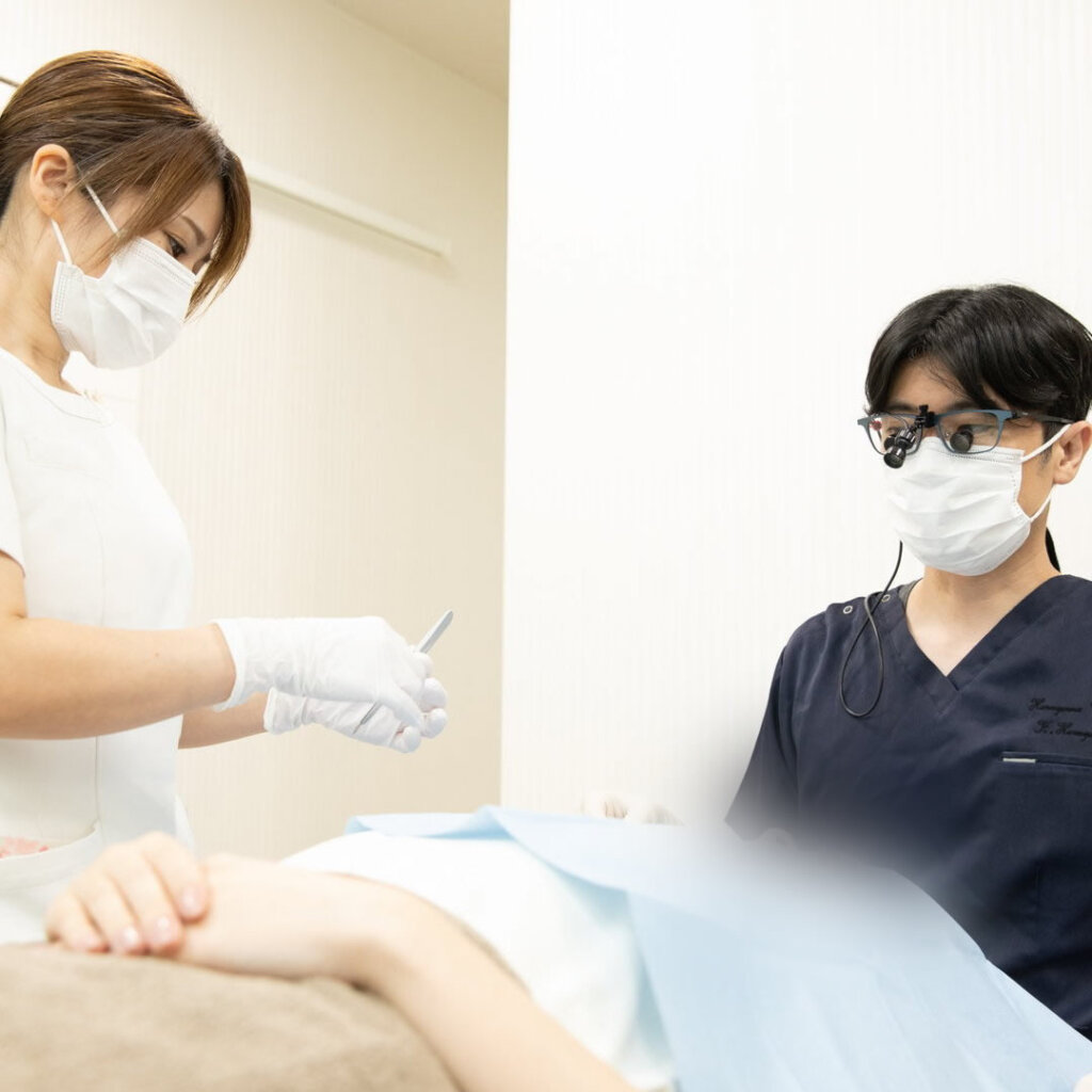 美容外科の手術をしている医師