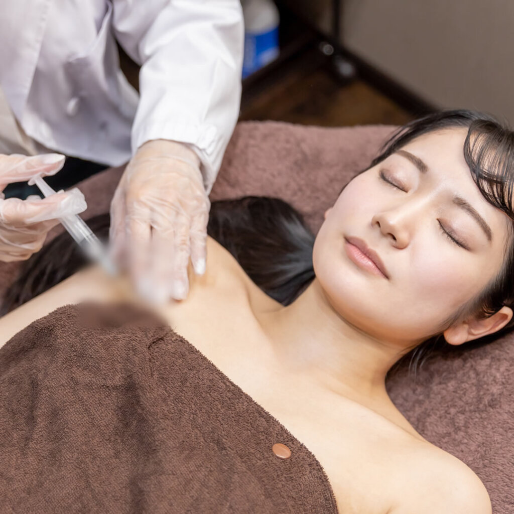 脇にボトックスを注入しているところ