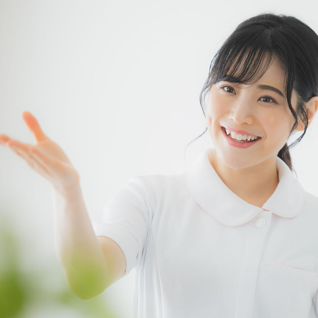 説明をしている美容クリニックの看護師