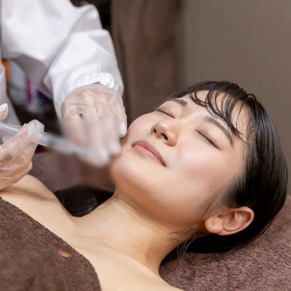 顎にヒアルロン酸を注入している様子