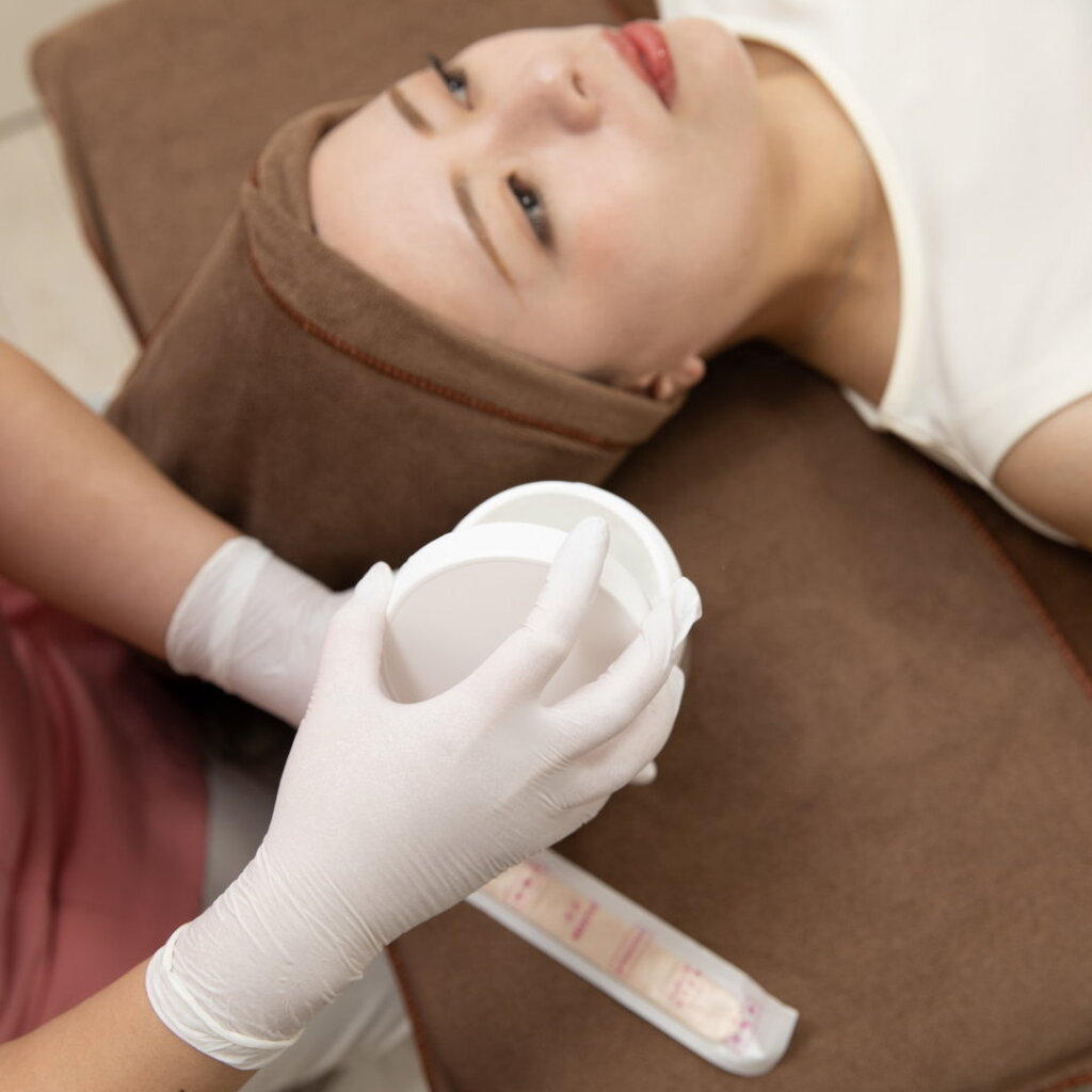 麻酔クリームを塗っているところ